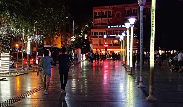 Akşam termometre 35'i gösterdi Aydınlılar serinlemek için meydana akın etti