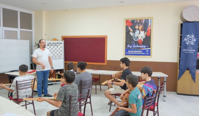 Başkan Çerçioğlu'ndan gençlere kültürel destek