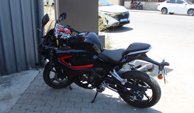 Ticari araçla çarpışan motosikletteki yolcu ve sürücü ağır yaralandı