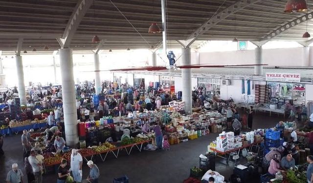 Kuyucak Belediyesi'nden serinleten hizmet.. Pazaryerine dev vantilatörler takıldı