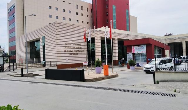 Hastaneye doğuma gelen kadın, önce polis zoruyla kocasını hastaneden kovdurdu sonra doğumhaneye gitti
