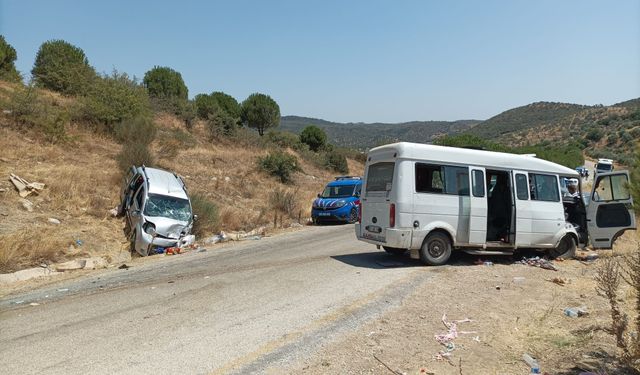 İncir işçilerini taşıyan minibüs ticari araç ile çarpıştı: 3'ü ağır 8 yaralı