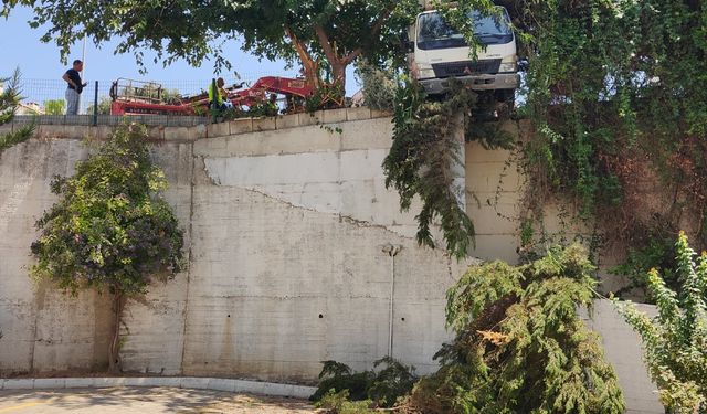 Freni boşalan kamyoneti durdurmak için sürücüsünün peşinden koştuğu anlar kamerada