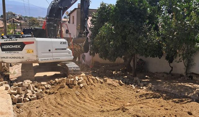 Sultanhisar’da yol yenileme çalışmaları devam ediyor