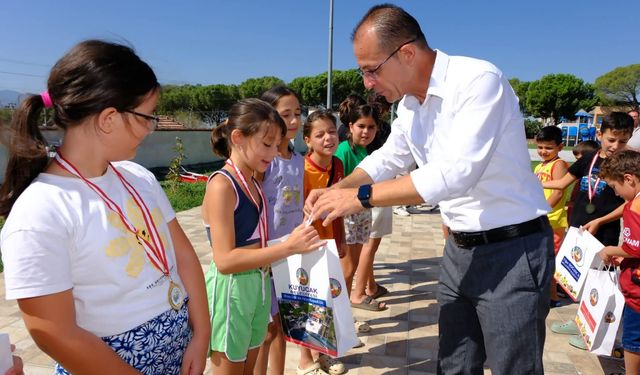 Kuyucak’ta yüzme kursunu tamamlayan öğrencilere madalya