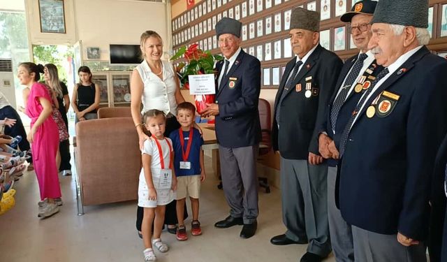 Minik yürekler gazi dedelerini unutmadı
