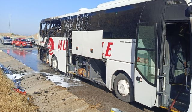 Aydın'da yolcu otobüsü alevlere teslim oldu