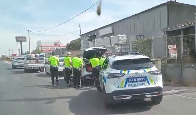 Karayolu incir tarlasına döndü, vatandaşlar ve polis ekipleri yolu açmak için incir topladı