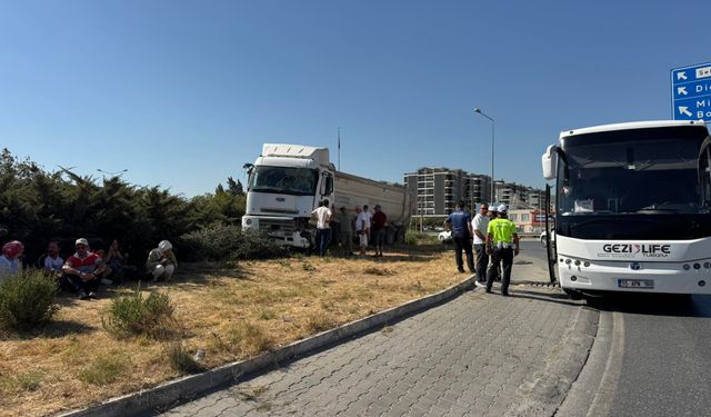 Freni tutmayan tır otobüse çarptı