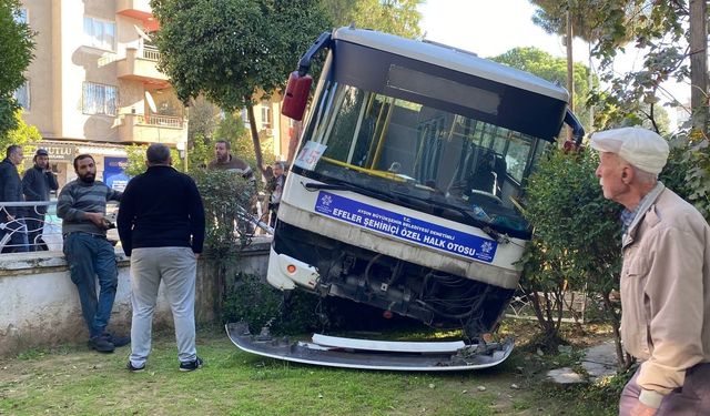 Freni tutmayan minibüs evin bahçesine daldı, facia teğet geçti