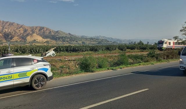 Trenin çarptığı kamyonet ikiye bölündü: 1 yaralı