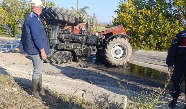 Otomobille çarpışan traktör ikiye bölündü