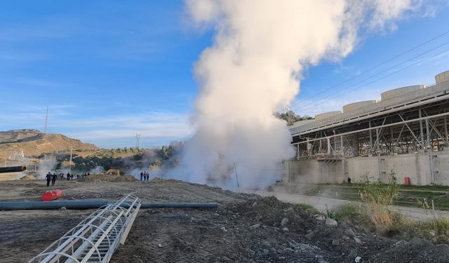 Jeotermal iletim hattı patladı: Yol trafiğe kapatıldı