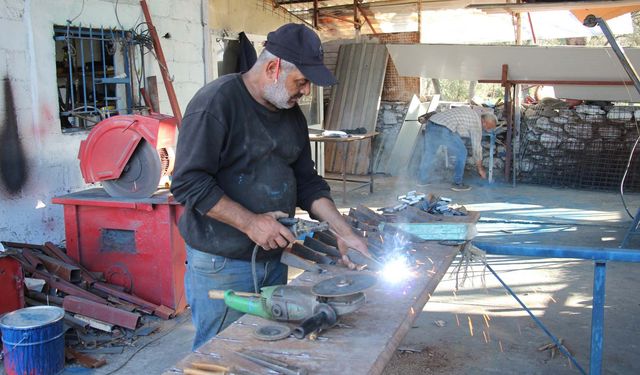 Bozulan tarım aletlerini tamir ederek, yeniden kullanıma sunuyor