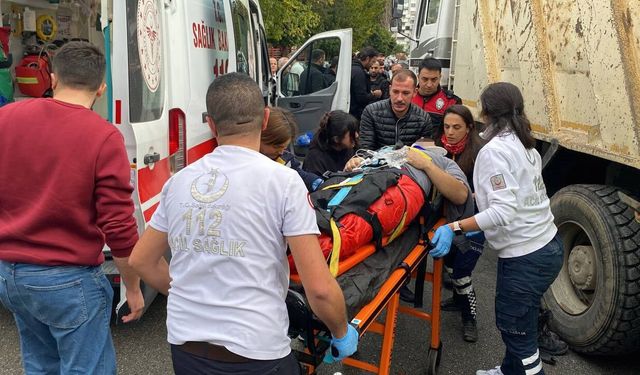 Kamyonun altında kalan motosikletli kurye ağır yaralandı