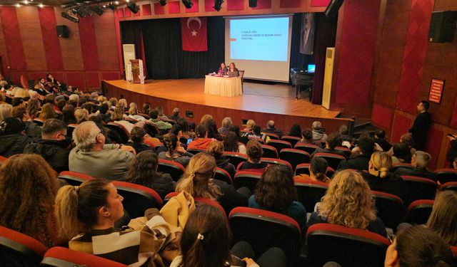 Nazilli'de Cumhuriyetin ilk kadın vekilleri konuşuldu