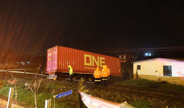 Tırın raylara uçtuğu kazada tren seferleri durduruldu..1 ölü