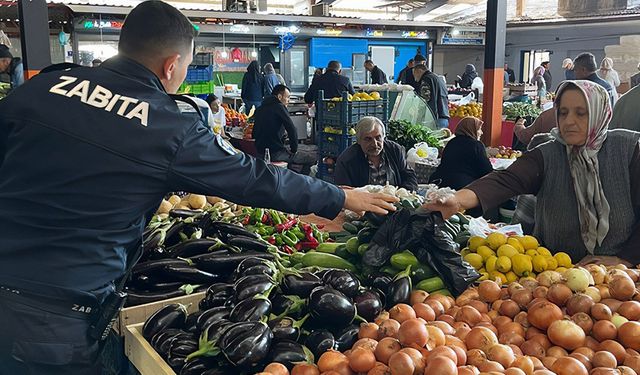Zabıta ekiplerinden pazarcı esnafına çöp poşeti desteği
