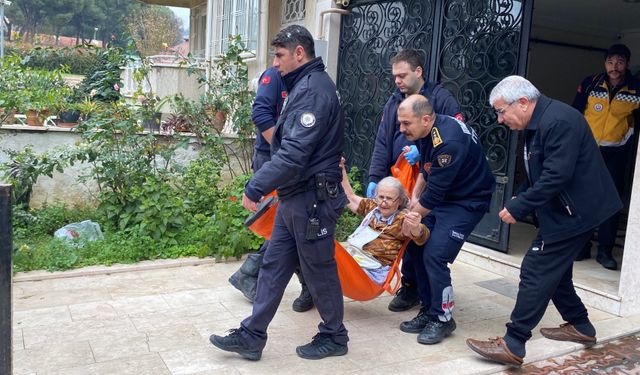 Taziye evine yemek yaparken evini yakıyordu
