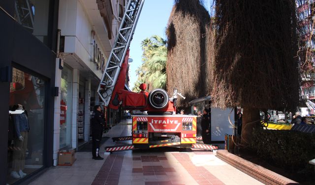 Rüzgar binanın cephesini söktü, facia kıl payı atlatıldı