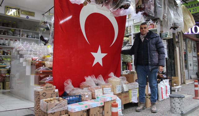 Aydınlı esnaftan '5 metrelik' bayrak tepkisi