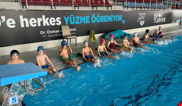 Aydınlı çocuklar yüzme öğrenip, tatilin tadını çıkarıyor
