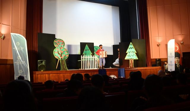 Başkan Çerçioğlu çocukları tiyatro ile buluşturdu