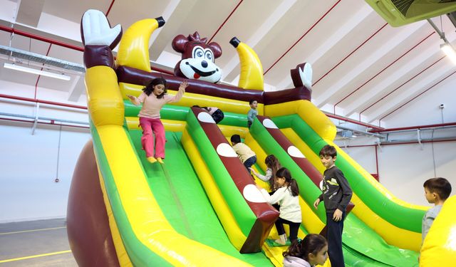 Başkan Çerçioğlu'ndan çocuklara karne hediyesi