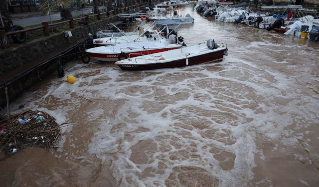 Sağanak yağış tekneleri batırdı