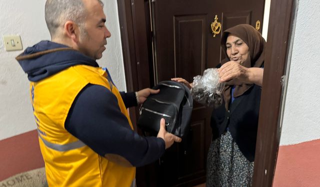 Büyükşehir personelinden örnek davranış.. Kayıp çanta sahibine eksiksiz teslim edildi