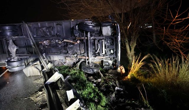 Kamyon bariyerlerde askıda kaldı, sürücü hafif yaralandı