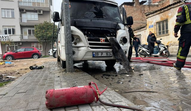 Nazilli’de park halindeki araç alev aldı