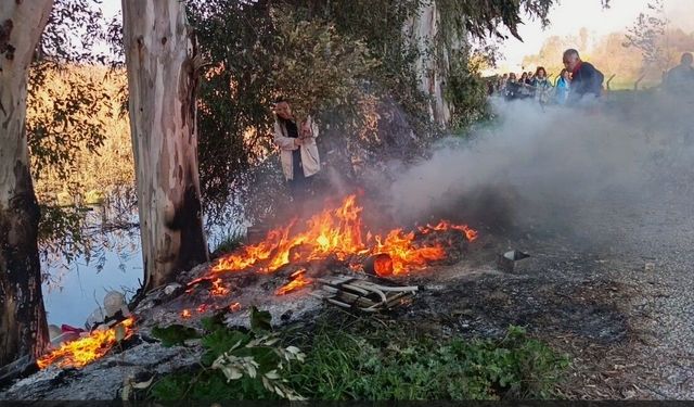 Doğaseverler kanal kenarında çıkan yangını söndürdü