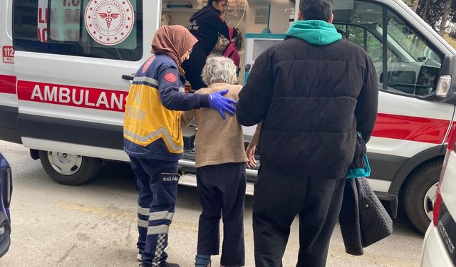 Yakınlarının haber alamadığı yaşlı kadın balkonda bulundu