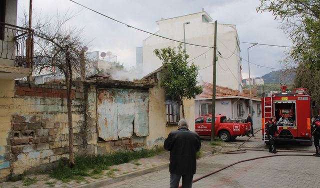 Alevler evi sardı, mahallede panik yaşandı