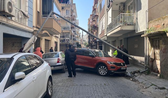 Kontrolden çıkan otomobil aydınlatma direğini devirdi