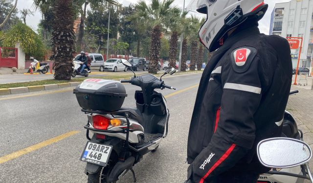 Yağmur nedeniyle ıslanan yolda kayan motosikletli yaralandı