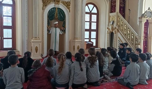 Öğrenciler camilerin tarihini yerinde öğreniyor