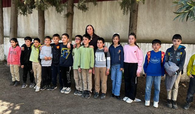 Nazilli’de öğretmene duygusal veda.. Gözyaşlarını tutamadı