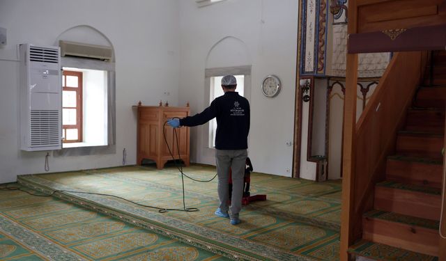 Başkan Çerçioğlu’nun öncülüğünde camilerde temizlik çalışmaları sürüyor