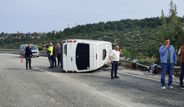 Otomobille çarpışan yolcu minibüsü yan yattı: 10 yaralı