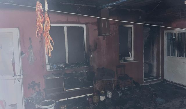 Sobadan çıkan kıvılcım evi küle çevirdi