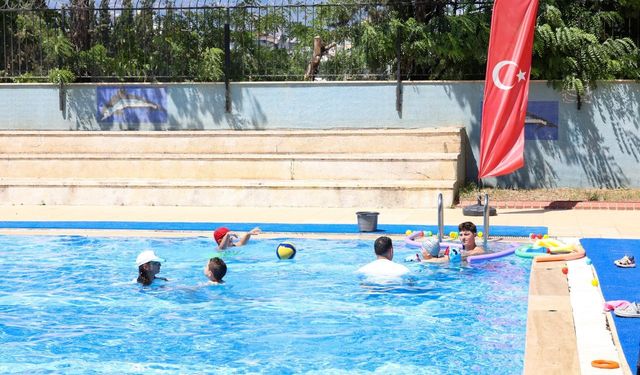 BAŞKAN ÇERÇİOĞLU’NUN ÖNCÜLÜĞÜNDE OTİZMLİ ÇOCUKLAR YÜZMEYLE GÜÇLENİYOR