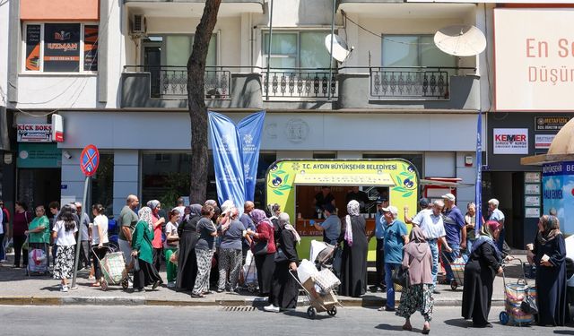 Başkan Çerçioğlu’ndan pazarcı esnafları ve vatandaşlara limonata ikramı