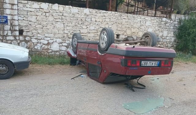 Kontrolden çıkan otomobil ters döndü