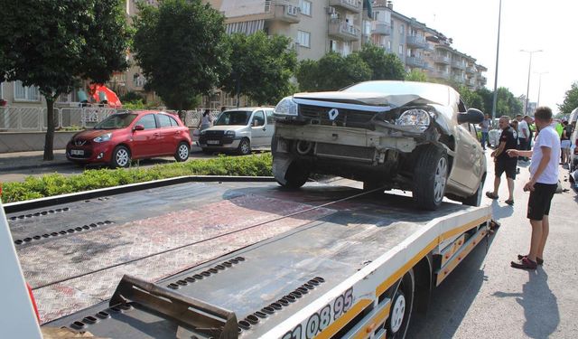 Direksiyon hakimiyetini kaybetti, karşı şeritteki otomobile çarptı