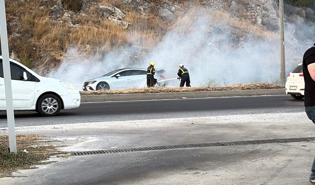 Seyir halindeki otomobil alev aldı