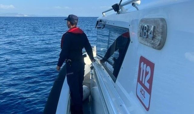 Lastik botta sürükleniyordu sahil güvenlik kurtardı