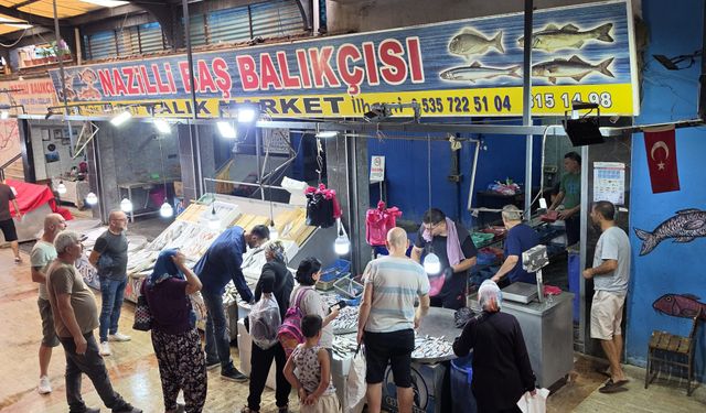 Nazilli’de balık tezgâhları şenlendi.. Balıkçı esnafından yoğun mesai