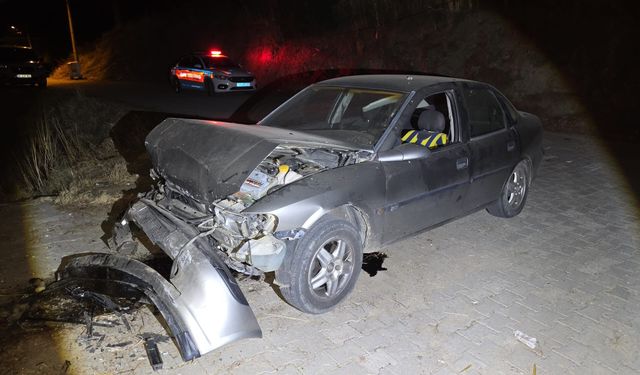 Uçuruma yuvarlanan otomobilde sıkışan sürücü kurtarıldı